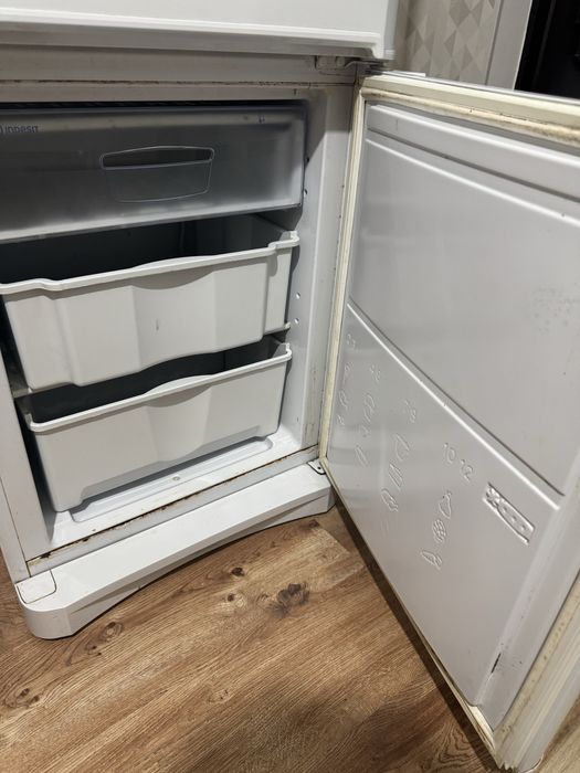 Продам холодильник Indesit