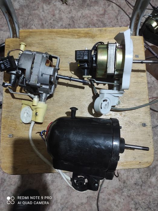 Мотор и поставка  для вентилятора.