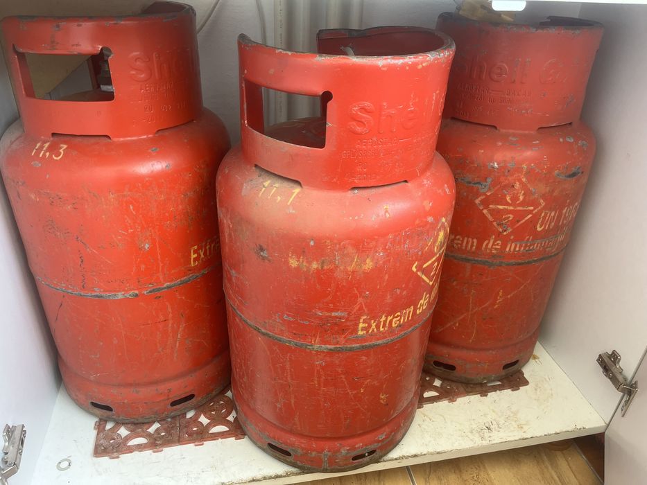 Butelie rosie, ceas, ditribuitor