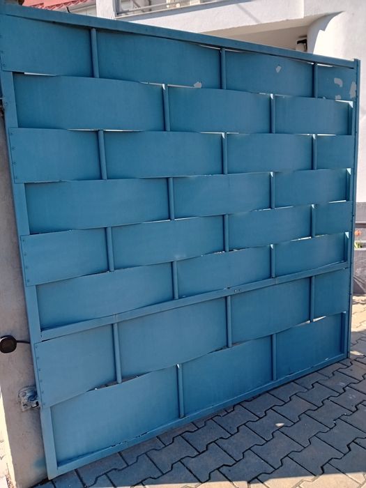 Se vinde gard din metal.