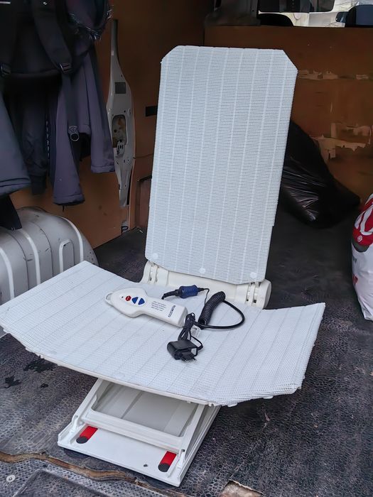 Стол за баня за трудно подвижни хора