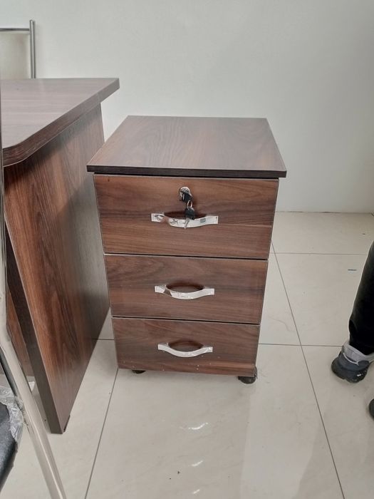 Ofis uchun. 5 ta stuli bn. Tumba ikkta stoli. Ishlatilmagan. Yangi.