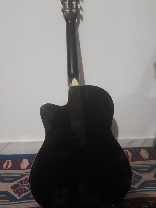 Vând 2 chitare puțin folosite