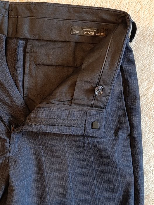 Pantaloni pentru dame, bleumarin în dungi, de la Mango