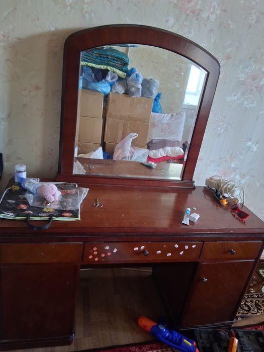 Комод с зеркалом