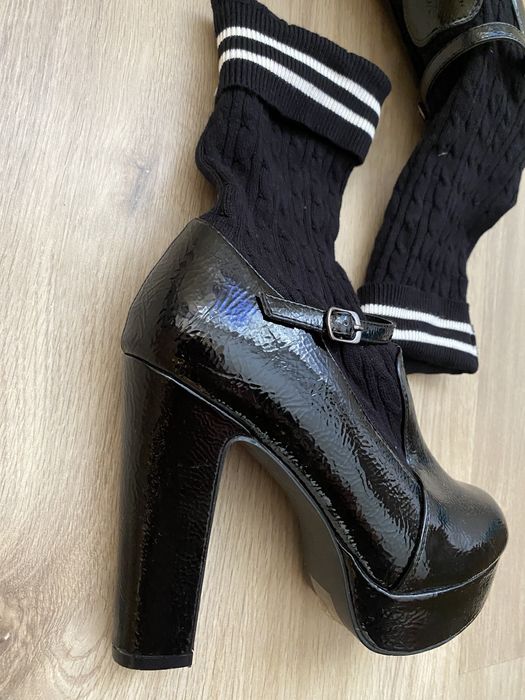 Затворени обувки на ток с чорап