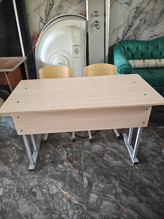 Продам школьные парты со стульями бу