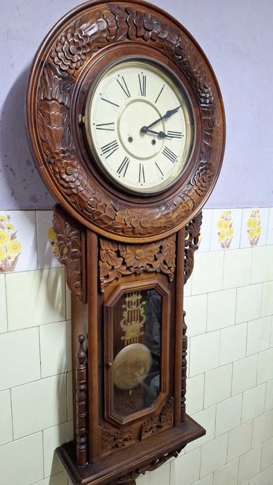 Ceas mecanic de perete cu pendul.