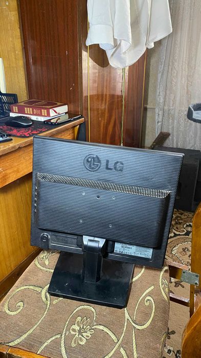 Продаётся  Офисный Компьютер   
В коплекте 2  монитора и  1 клавиатура