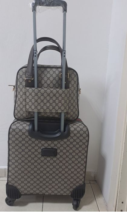 Продам чемодан с сумкой