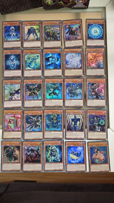 Продавам оригинални Yugioh карти