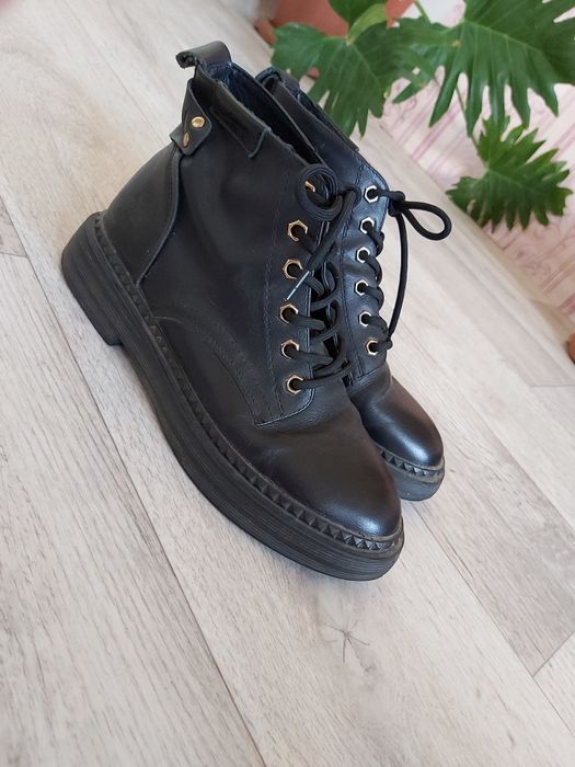 Продаются женские ботинки