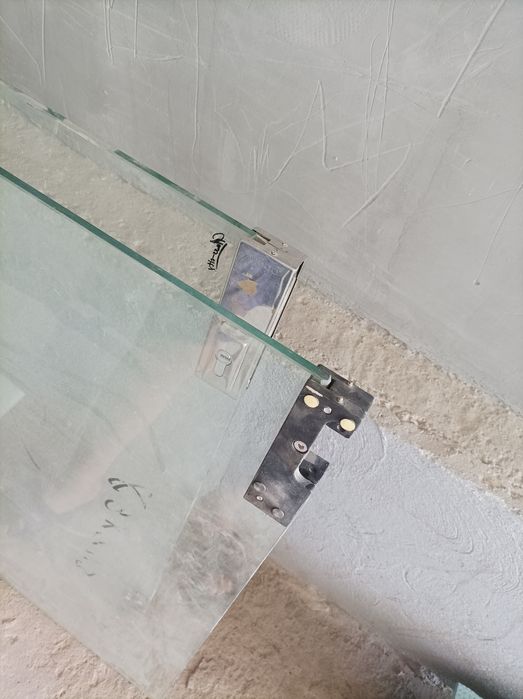 Продаётся стеклянные мятниковые двери