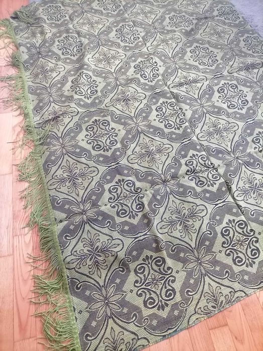 Покривки за легло и китеници.