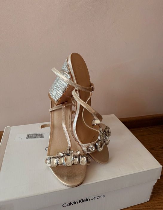 ASOS Луксозни дамски златисти сандали с камъни