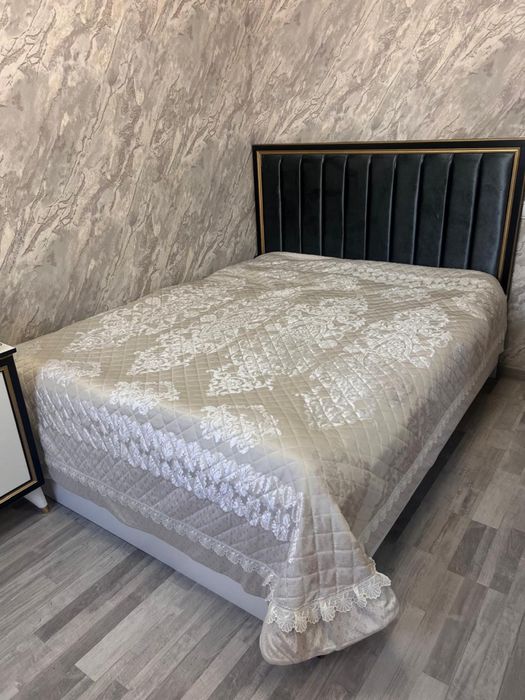 Кровать двухспальная с матрасом