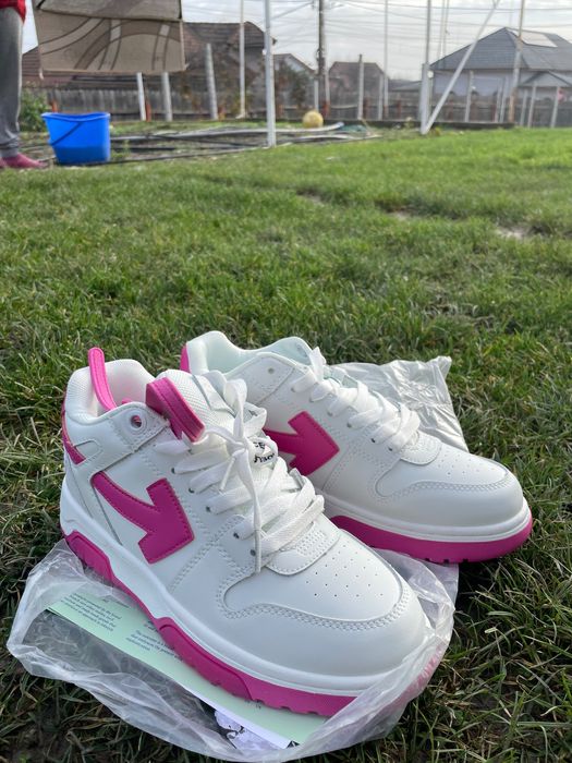 Vând Off White Out Of Office