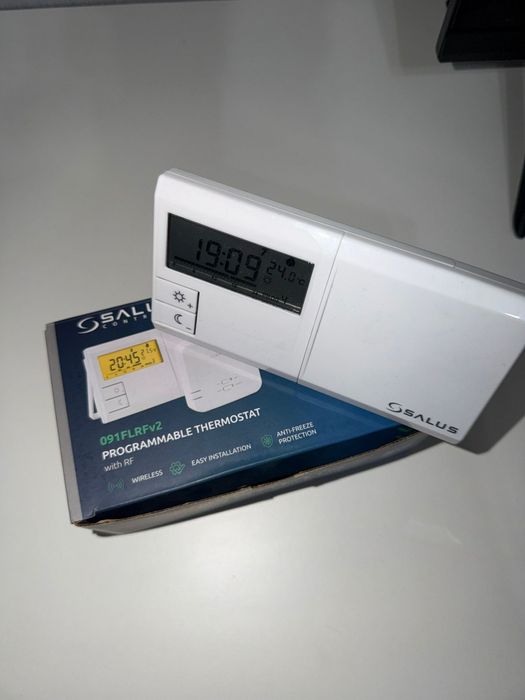 Vând termostat programabil Salus 091FLRFv2