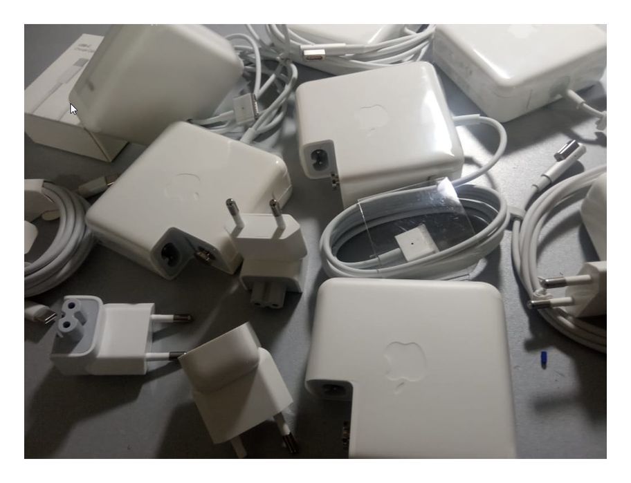 на все макбуки, зарядка, блок питания.