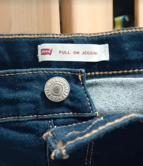 Blugi noi cu eticheta marimea s