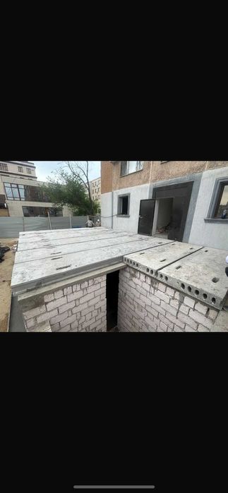 дверь и лестница металлическая