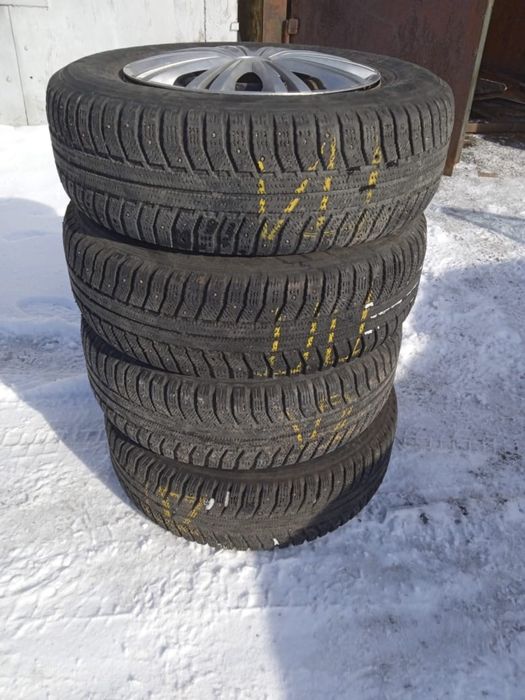 Продам шипованную резину.