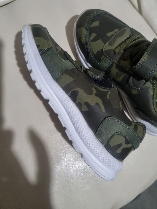 Детские кроссовки на липучках