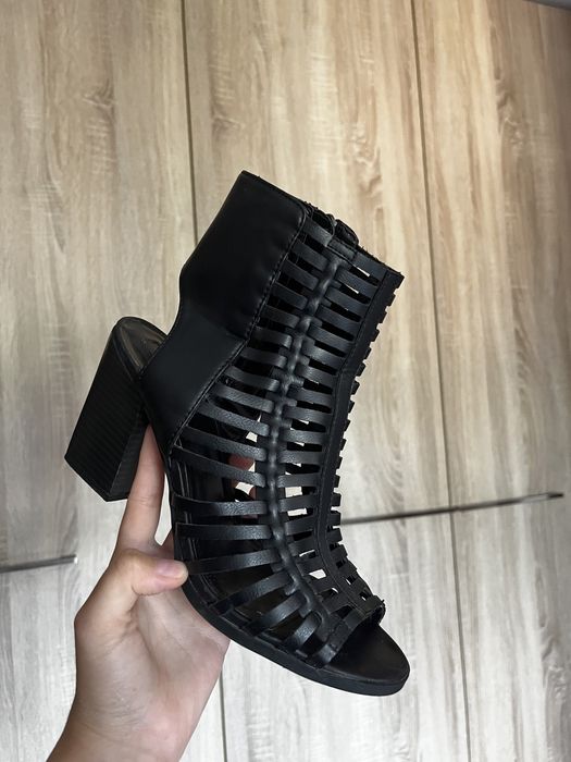 Vând sandale Fotever21 mar 37,5