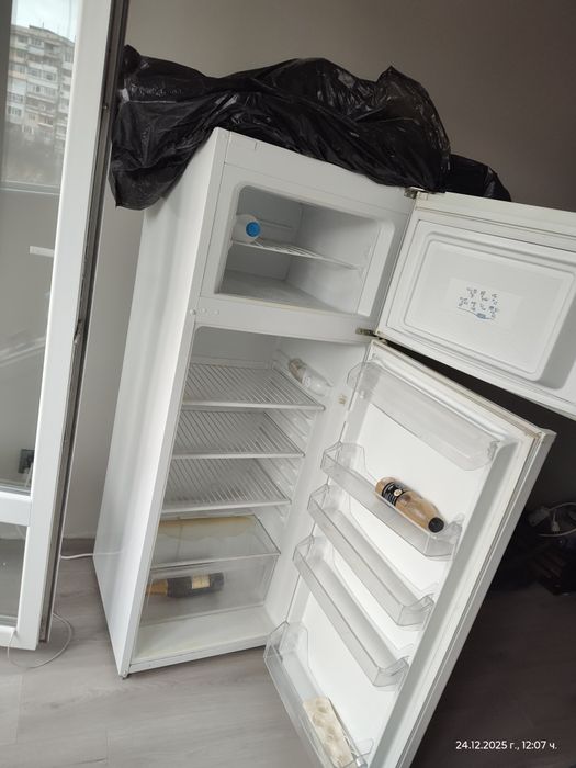 Хладилник с горна камера Crown