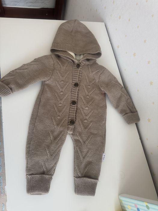 Комбинезон вязаный для малыша