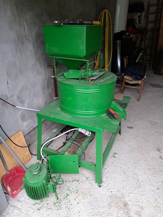 Vând moara cu pietee