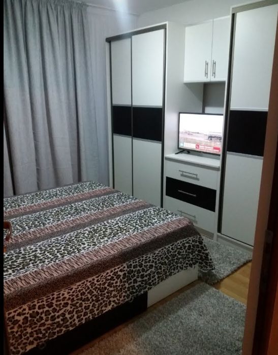 Vând sau inchiriez pe termen lung apartament cu 3 camere decomandat