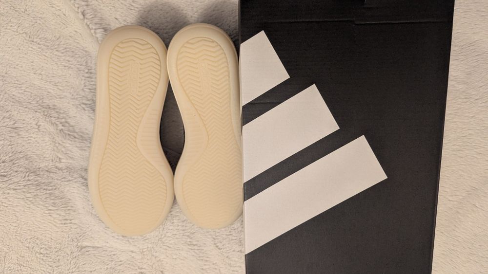 Adidasi piele intoarsa