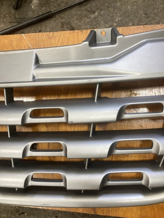 Master 2012 година Предна решетка