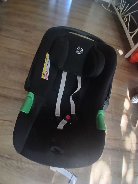 „Scoică auto bebe 0-13 kg, stare bună, curată, perfect funcțională”