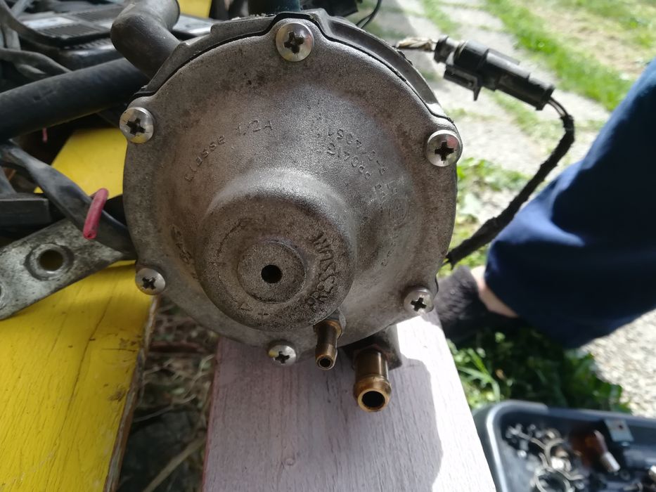 Газов инжекцион MG с бутилка която има още 6 години.