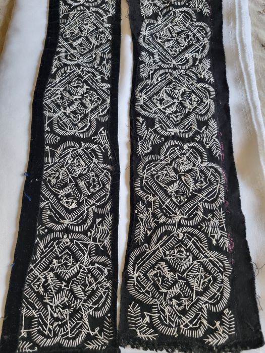 Centuri cu margele aplicate manual