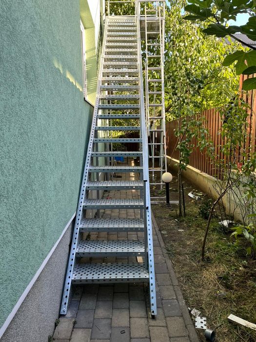 Scari zincate pe comanda