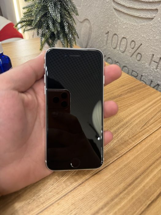 Продам Айфон SE 2