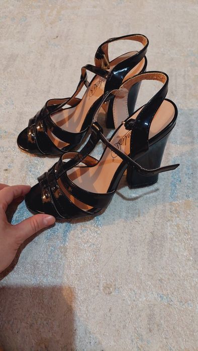 Босоножки на каблуке