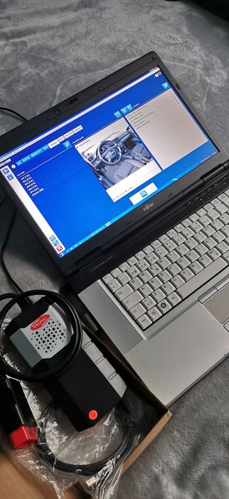 Laptop Fujitsu H Series cu interfață și program instalat DelphiDS150e