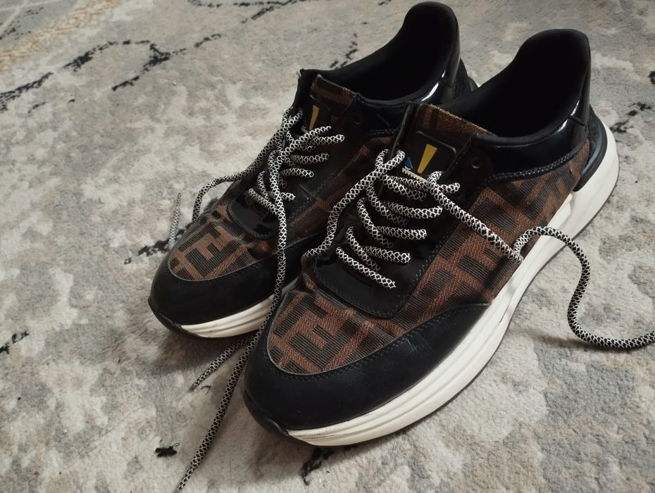 Продам кроссовки Fendi