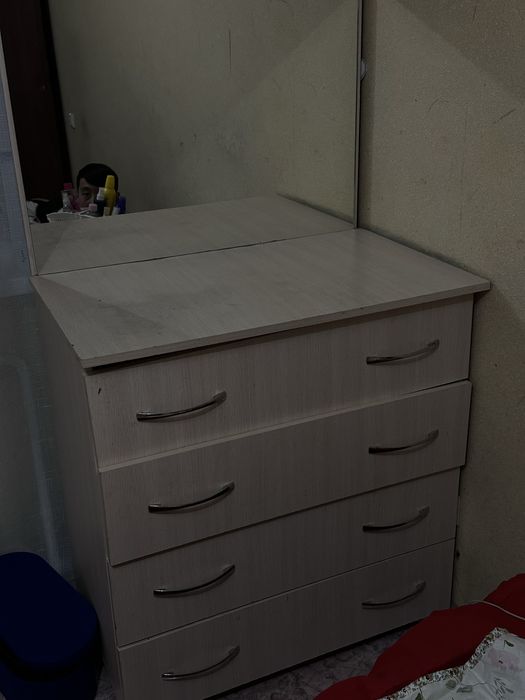 ПРОДАМ МЕБЕЛЬ (комод с зеркалом ( состояние:среднее)