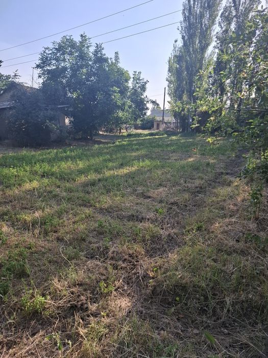 8 sotix yer sotiladi.