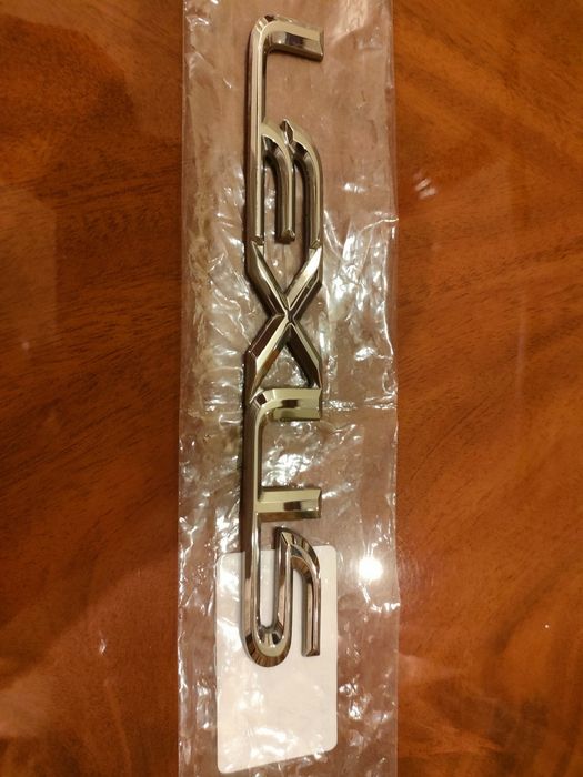 Продам шильдик (эмблема, логотип) на крышку багажника Лексус РХ