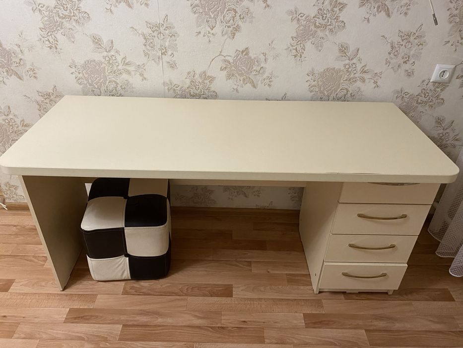 Продам компьютерный стол , шкаф