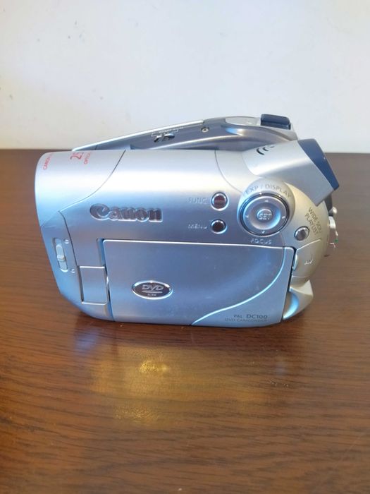 Продавам DVD видео камера Canon DC100