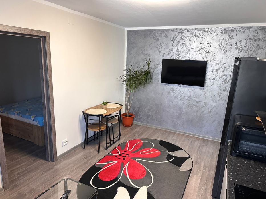 Ofer spre inchiriere apartament cu 3 camere,complet renovat,zona centrala