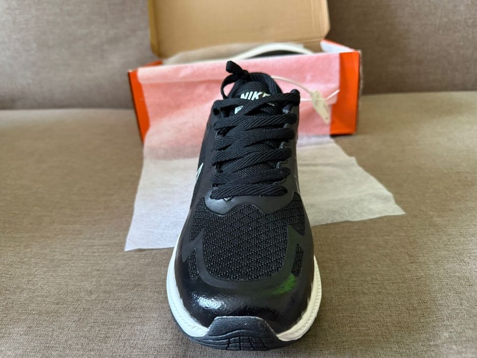 Кроссовки  фирмы NIKE