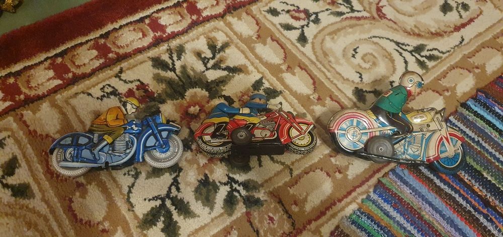 Motociclete vechi de jucărie